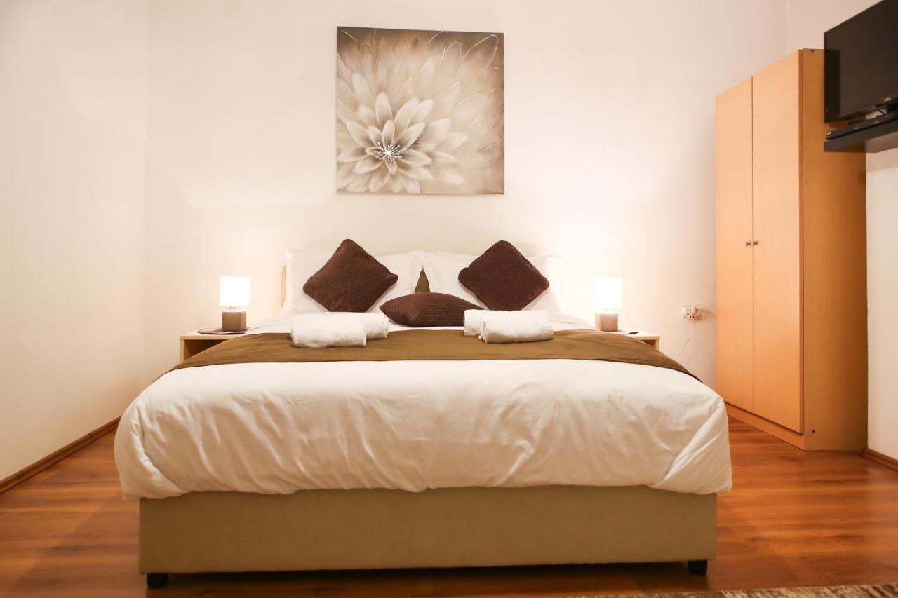 Holiday House "Mimoza" 2 Massage Pools Otočac Esterno foto