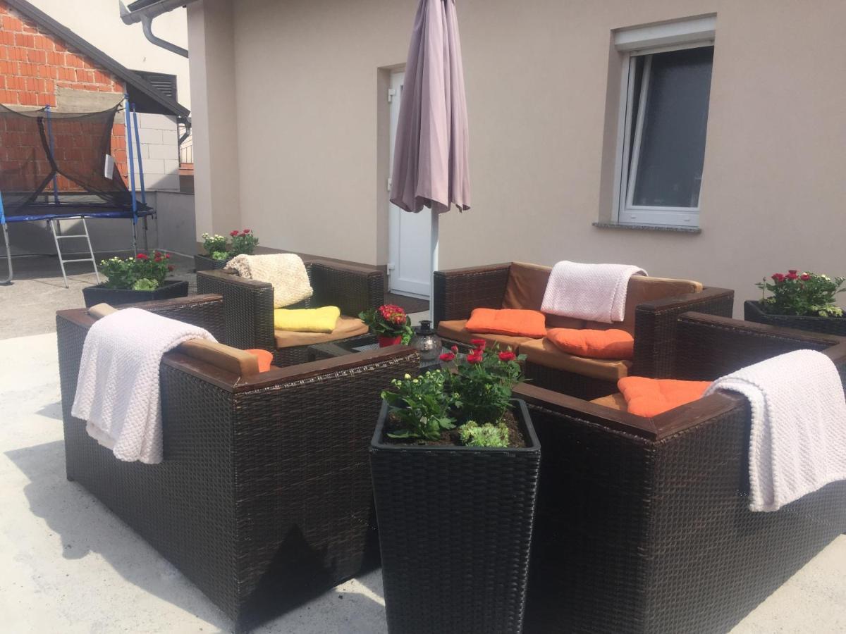 Holiday House "Mimoza" 2 Massage Pools Otočac Esterno foto